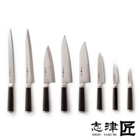 展示一組八件套廚刀，包括一把鋸齒麵包刀，其餘為不同尺寸的光滑刀刃廚刀。所有刀具均配有黑色手柄，刀刃部分為銀色金屬材質，部分刀刃有壓印的品牌標誌。