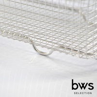 不鏽鋼淺型簡約瀝水籃，由銀色金屬網格編織而成，底部有彎曲的金屬提把，整體呈現簡潔的設計。