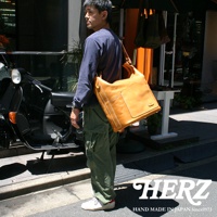 職人手作皮革厚實單肩波士頓包，採用天然棕色皮革，包身線條簡潔，附有外側口袋，可肩背。