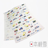 白色紗布毛巾，印有多款彩色工程車、卡車、汽車和交通號誌圖案，如黃色挖土機、藍色工程車、紅色卡車、黑色汽車、紅色STOP標誌等，材質為細緻的紗布。
