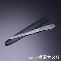 銀色曲面高碳鋼銼刀，刀身帶有細緻紋路，末端有品牌標誌，附黑色皮革收納套。