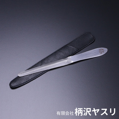 銀色曲面高碳鋼銼刀，刀身帶有細緻紋路，末端有品牌標誌，附黑色皮革收納套。