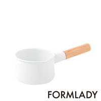 白色單柄琺瑯牛奶鍋，鍋身圓潤，帶有木質手柄，設計簡潔。