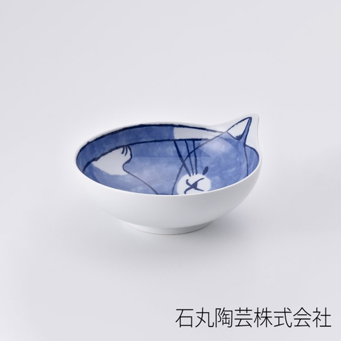 白色陶瓷湯碗，內側繪有藍色卡通貓咪圖案，碗邊設計成貓耳朵造型。