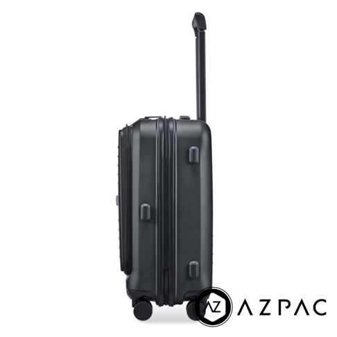 這是一張側視圖，展示一個黑色的 AZPAC 品牌 20 吋前開口行李箱，行李箱配備有可延伸的拉桿、四個萬向輪以及防護側腳墊，外殼呈現簡約的霧面質感，整體設計簡潔洗練。
