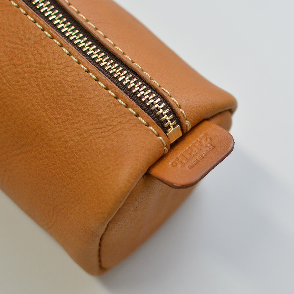 職人手作皮革多用途收納筆袋 KP-146，淺棕色皮革，設有黃銅色拉鍊和品牌皮革標籤。