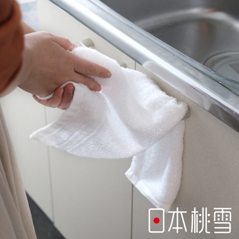 一條白色的 Lite! 輕生活快適速乾薄手掛耳迷你毛巾，質地柔軟，有掛耳設計，方便懸掛。