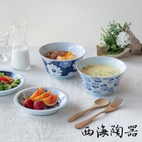 波佐見燒藍花紋兩件式丼飯碗，淺藍色碗身繪有深藍色花朵圖案，碗內裝有麥片優格、水果丁、玉米濃湯及沙拉，另有木製湯匙和叉子，整體風格清新。