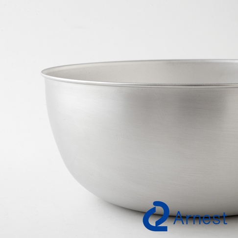 一個銀色、18公分的不鏽鋼調理碗，表面帶有細緻的髮絲紋路，碗邊緣圓潤。