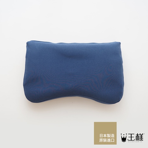 王樣の極夢枕男人專屬枕套，深藍色，布質表面，枕套設計貼合頸部曲線。