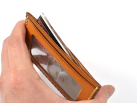 手持式橫式票券收納夾，採用棕色皮革製作，配有透明卡片視窗，內含多張卡片。