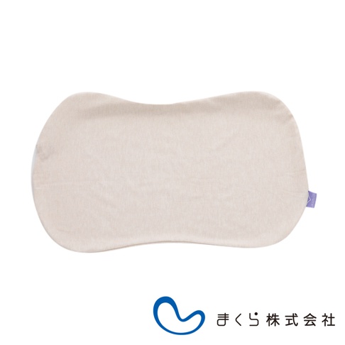 淺米色、布質的良夢調節枕專用枕套，枕套形狀呈現曲線，一角有紫色小標籤，標籤上印有白色品牌名稱。