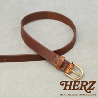 日本HERZ職人手作皮革Organ英倫皮帶，採用英國製Tumbled牛皮革，搭配黃銅實心扣具，展現真皮自然紋理與色澤變化。