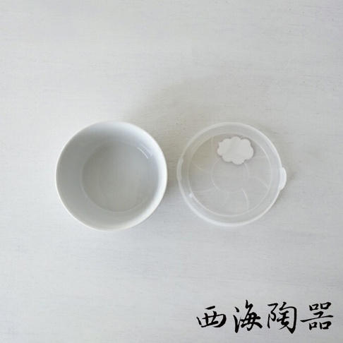 白色陶瓷微波小碗，附透明塑膠蓋，蓋子上有雲朵造型的白色提把。