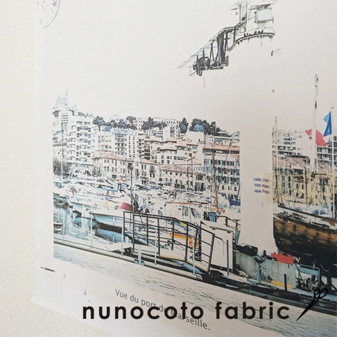 無框帆布藝術海報，描繪馬賽港口，畫面中有林立的建築、停泊的船隻、遠景的山丘。色彩以藍、白、灰為主，帶有復古風格的插畫感。