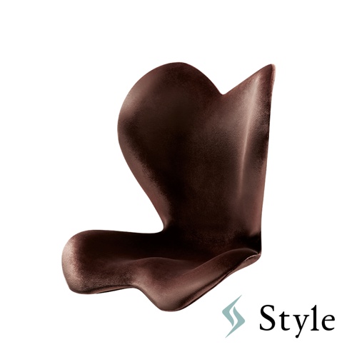 Style 品牌的高背款美姿調整椅，深棕色天鵝絨材質，人體工學設計，提供上背至臀部的支撐。