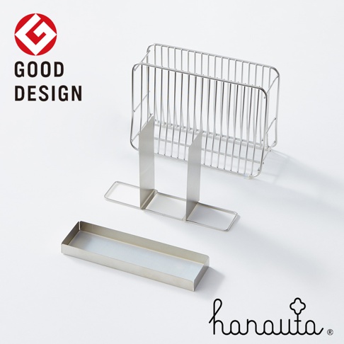 銀色不鏽鋼材質的餐具收納架，由一個帶有垂直分隔條的置物籃和一個長方形的接水盤組成，整體設計簡潔實用。