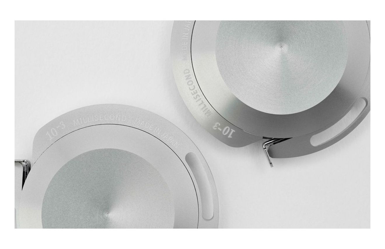 兩個銀色鋁製卷尺，其中一個標有「10-3 MILLISECOND MADE IN JAPAN」，另一個標有反向的「10-3 MILLISECOND MADE IN JAPAN」，皆為 2 公尺長。