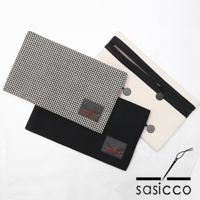 三河木綿刺子織文件收納包，包含一款黑白格紋、一款純黑，以及一款米白色的設計。三款收納包皆有品牌紅色標籤，米白色款另有黑色拉鍊及兩顆黑色按扣。