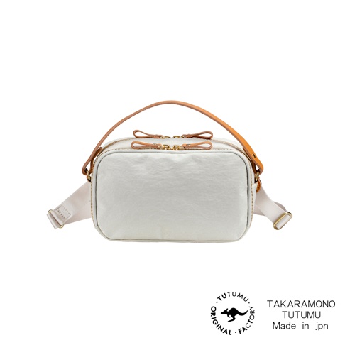 TUTUMU 品牌 Rectangle 防潑水兩用斜背包，淺灰色，設有頂部提把和可拆卸肩帶，上方為雙拉鍊開口，附有品牌標誌。