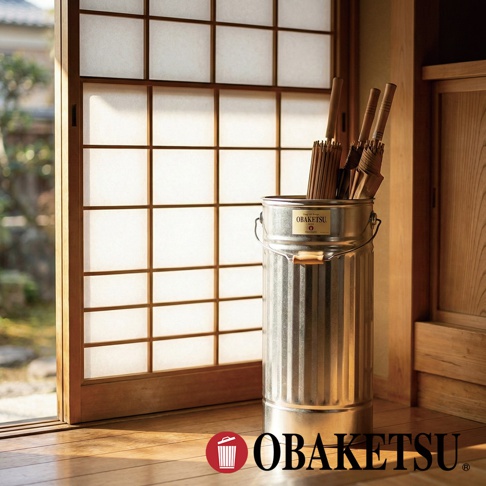 OBAKETSU 手工製傘桶，經典圓桶造型，採用日本製鍍鋅鋼板，可收納多支傘具，底部配重設計提供高穩定度。