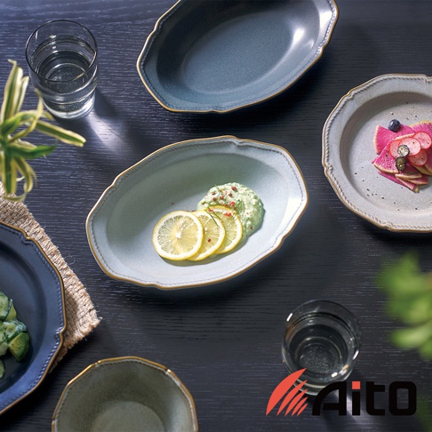Aito Stitch 美濃燒金彩浮雕橢圓深盤，擺放著美味佳餚，盤子邊緣有精緻的浮雕和金邊裝飾。