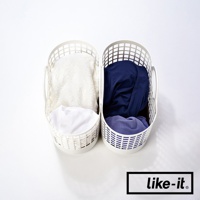 兩個白色網格透氣洗衣籃，分別裝有白色衣物和深藍色、紫色衣物。