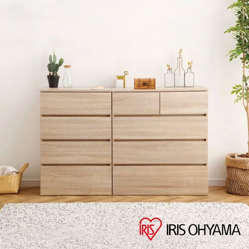 淺木色木製收納櫃，共兩組，左側為四層抽屜，右側為五層抽屜，抽屜面板帶有橫向紋理。