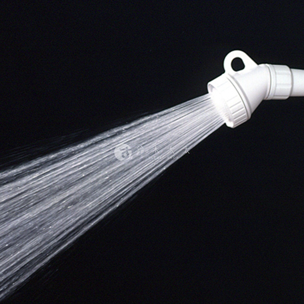 白色塑膠短灑水噴嘴，帶有可掛式的環狀設計，噴出細密的水流，用於清潔或沐浴。