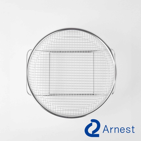 由上方俯視的 Arnest 不鏽鋼圓形蒸網，整體呈現金屬質感，網狀結構細密均勻，底部帶有支撐架設計，兩側設有圓弧提把，下方印有 Arnest 品牌商標，整體背景為乾淨的白色。