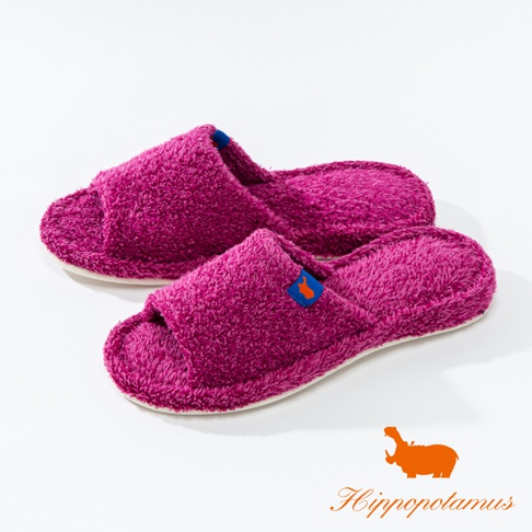 一雙桃紅色的竹棉混紡室內拖鞋，鞋面為開放式設計，左腳拖鞋上有橘色河馬標誌與藍色織帶。