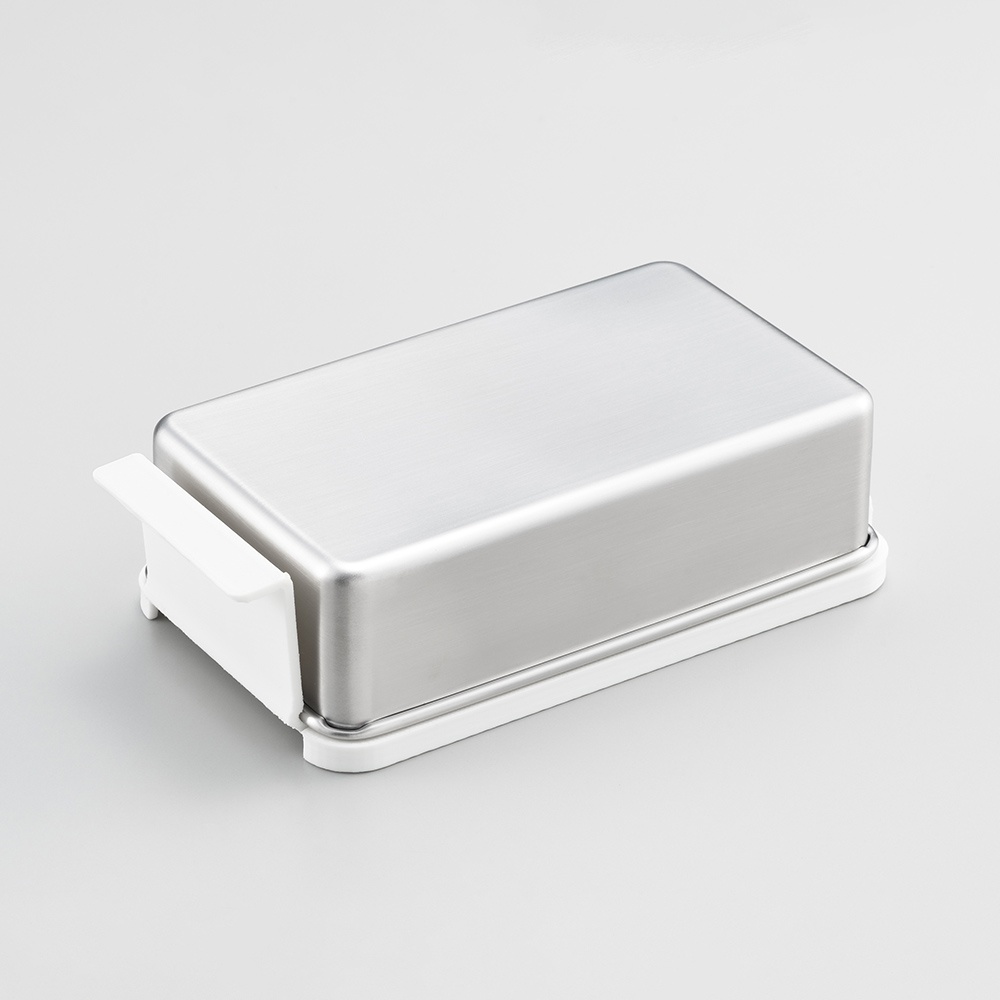 銀色不鏽鋼奶油盒，配有白色塑膠底座和提把。