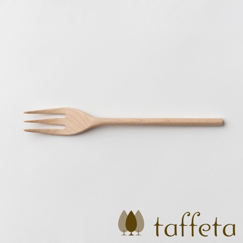 一支淺色楓木製的三齒餐叉，置於白色背景上。