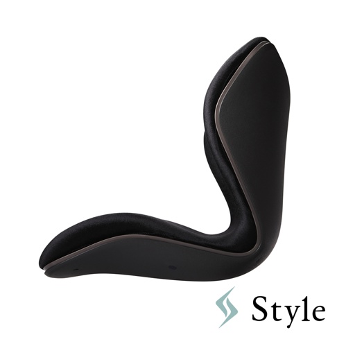 Style 品牌奢華頂級調整椅黑色坐墊，具有獨特人體工學設計，以視覺為主，輔以文字「Style」。