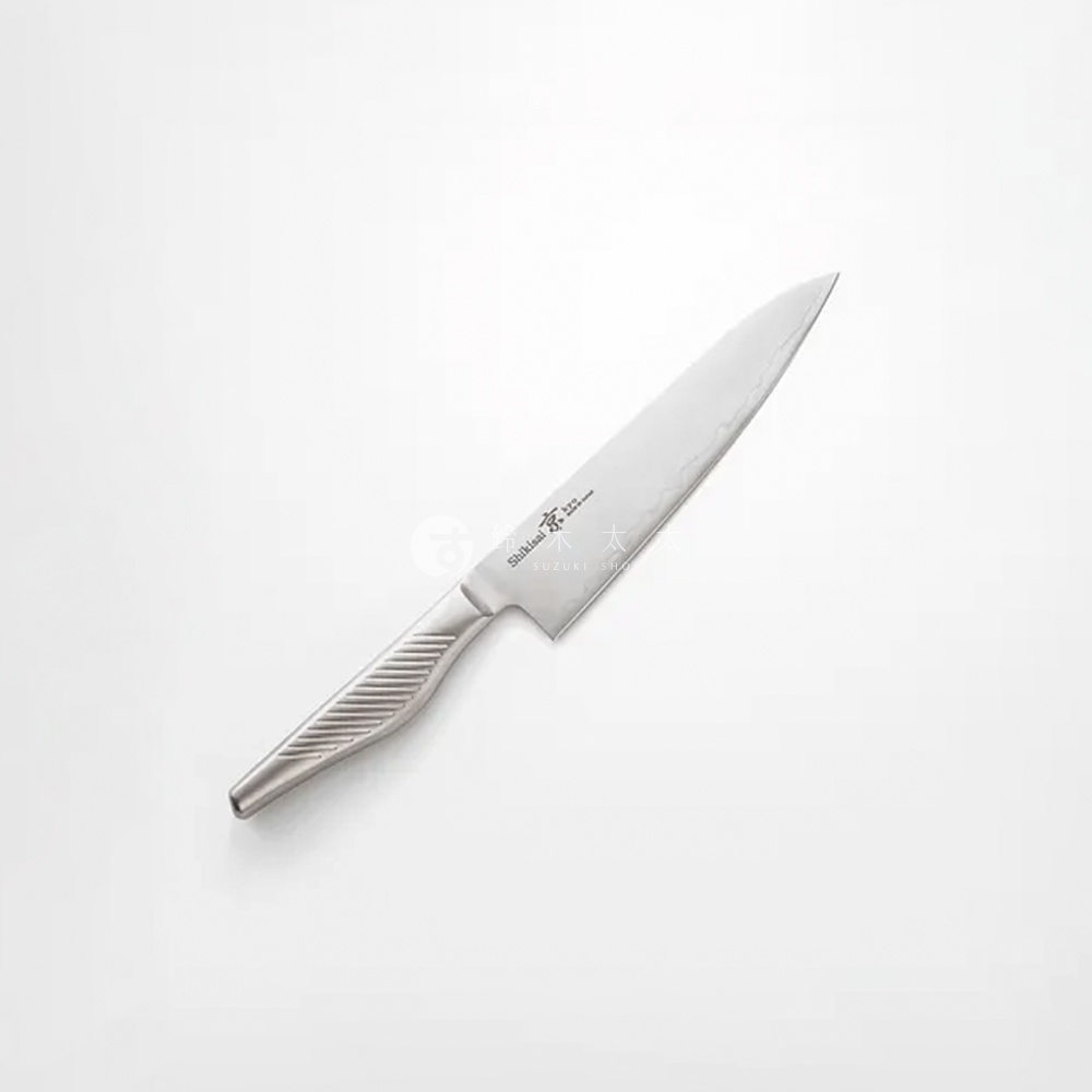 一把銀色金屬材質的主廚刀，刀刃約18公分長，具有流線型手柄，上面刻有品牌標誌。