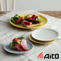 Ciel 美濃燒簡約素雅釉彩配菜盤，圖片展示一個淺藍色小圓盤，上面放著三明治配料，另一個黃色圓盤上放著一個三明治和沙拉，背景有兩個白色和黃色的盤子疊放。