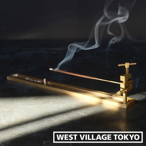 黃銅夾式水平線香架，設計簡約，帶有可調節的夾具，可固定燃燒的線香，底部為長方形托盤，整體為金屬原色。