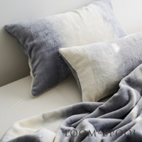 兩件短絨舒柔枕套，一淺灰一深灰，帶有暈染紋路，搭配同色系柔軟蓋毯。