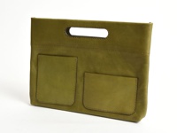 橄欖綠皮革橫式收納袋中袋，正面有兩個方形外袋，上方有長方形提把，整體採用手縫線條裝飾。