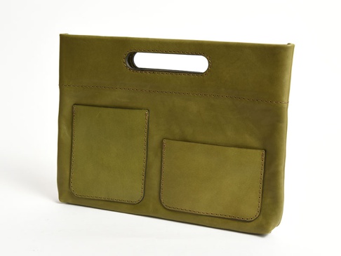 橄欖綠皮革橫式收納袋中袋，正面有兩個方形外袋，上方有長方形提把，整體採用手縫線條裝飾。