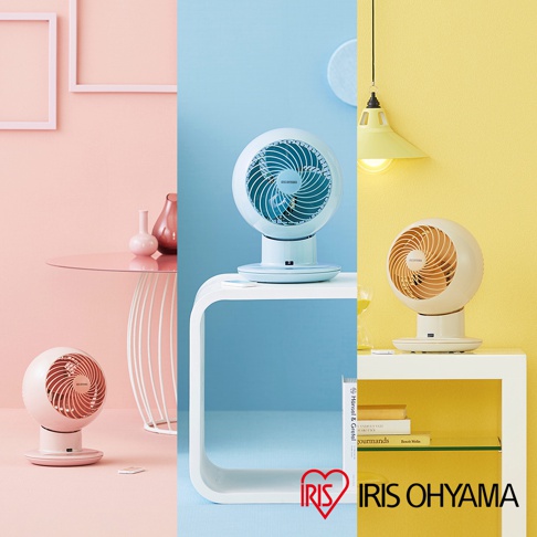 三張圖片展示了三款IRIS OHYAMA PCF-SC15T 空氣循環扇，分別為粉紅色、淺藍色和米白色，皆為圓形扇頭設計，放置於簡約的背景上。