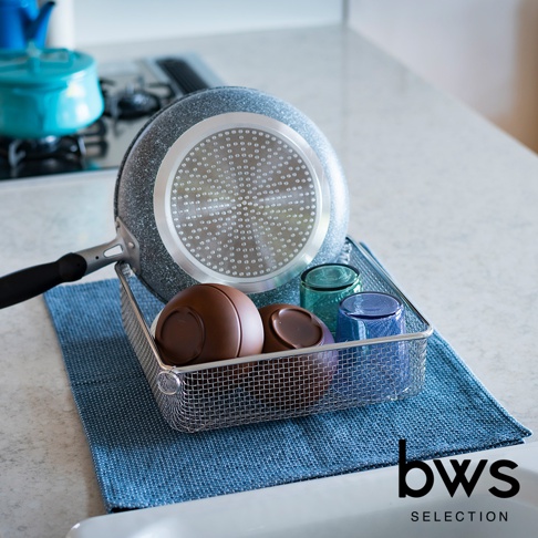 不鏽鋼方型簡約瀝水籃，內有兩個棕色碗和兩個藍色玻璃杯，上方放置一個灰色不沾鍋。