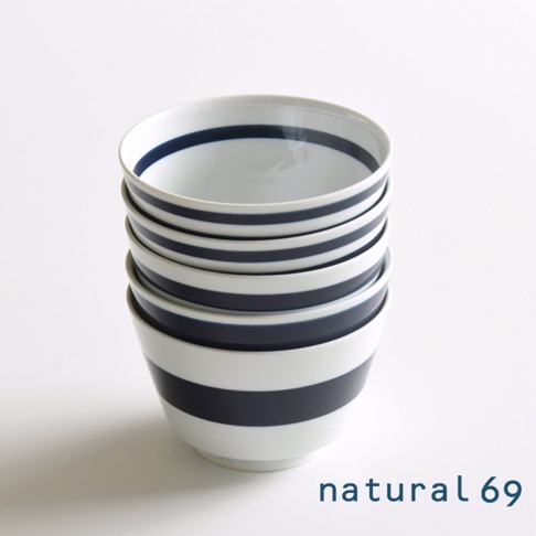 海軍風條紋丼碗 L，白色碗身搭配深藍色寬條紋，碗口內側及碗身外側皆有條紋裝飾。