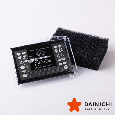 兩塊黑色海綿，其中一塊裝在透明塑膠包裝內，包裝上有日文說明和圖示，另一塊海綿置於包裝旁。