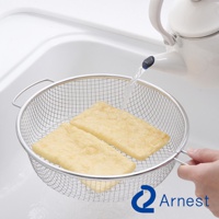 逸品物創不鏽鋼手持料理濾網，網狀結構，銀色，內有兩塊金黃色炸物，水正從上方白色茶壺龍頭流入濾網中。