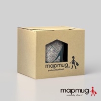 紙盒內展示印有日式古地圖圖案的馬克杯，馬克杯為白色，圖案以藍色字體和線條呈現。盒子上印有「mapmug」品牌標誌和一位提著購物袋的小女孩剪影。