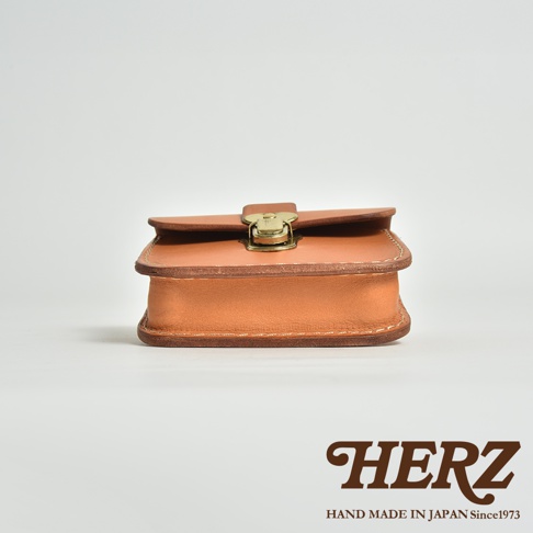 職人手作皮革經典腰包，淺棕色，簡約設計，採用金屬釦環，展現皮革質感。