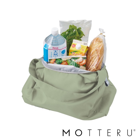 淺綠色輕時尚摺疊保冷肩背袋，內含一瓶水、一盒玉米濃湯、一包蔬菜和一條法國麵包，袋子材質為尼龍，容量約17公升。