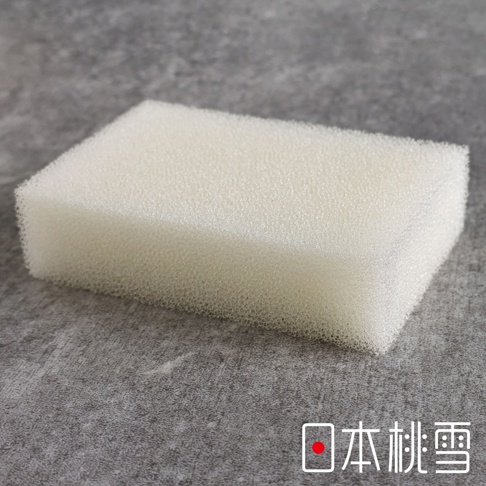 日本桃雪標誌與一塊白色起泡洗碗海綿