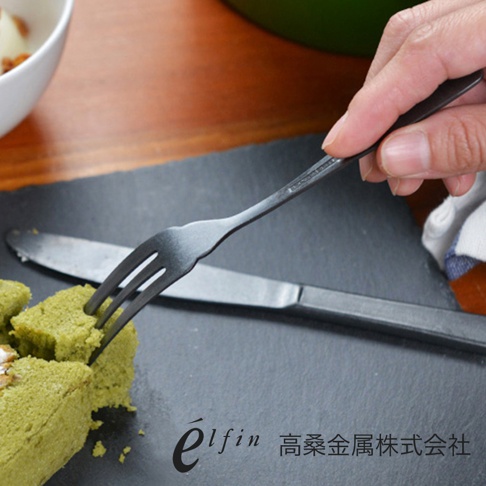 日製熔岩黑石紋水果甜點叉，採用金屬材質，呈現低調的黑色調。叉子設計簡潔，帶有三根叉齒，適合品嚐水果或甜點。